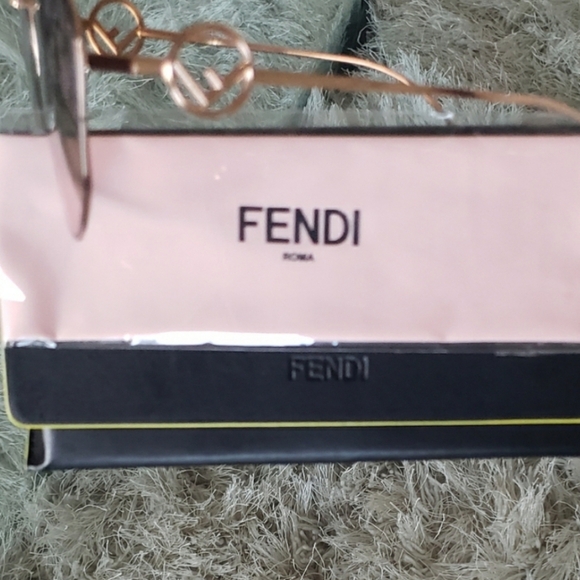 💫FENDI: Oversized Geometric Sunglasses - Picture 7 of 8